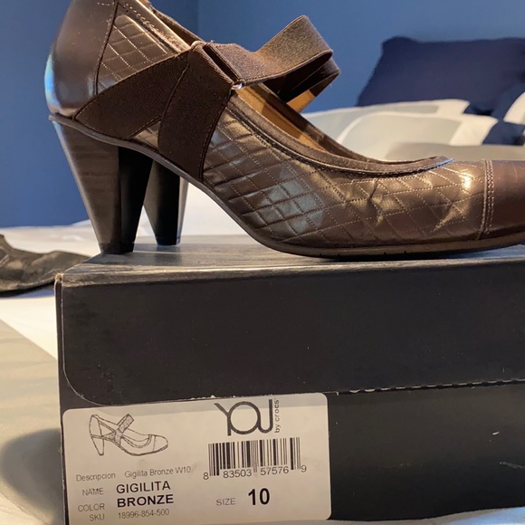 You by Crocs - Picture 1 of 3